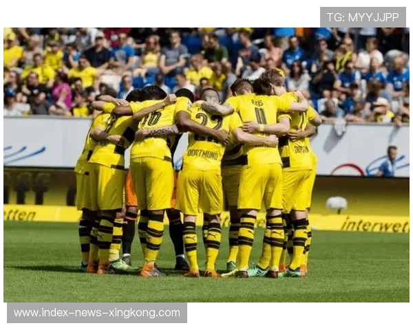 多特防线联动出色,德甲竞争格局愈发激烈 多特防线联动出色,德甲竞争格局愈发激烈