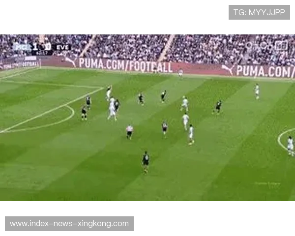 英超曼城边路穿插成效显著，主场掌声四起